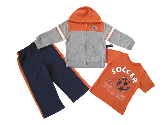 Dziecięcy zestaw piłkarski: pomarańczowa koszulka z napisem 'SOCCER All Star CHAMP', szara bluza z kapturem i pomarańczowymi wstawkami oraz granatowe spodnie dresowe z pomarańczowymi paskami po...
