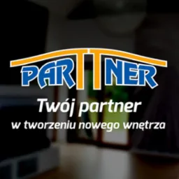 Logo firmy 'Partner' z hasłem 'Twój partner w tworzeniu nowego wnętrza' na rozmytym tle pomieszczenia.