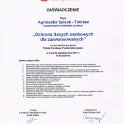 Skan zaświadczenia o ukończeniu szkolenia z zakresu ochrony danych osobowych, wydanego przez Polską Fundację Przedsiębiorczości w Szczecinie, z podpisami Jacka Madeja i Mai Grzegorczyk.