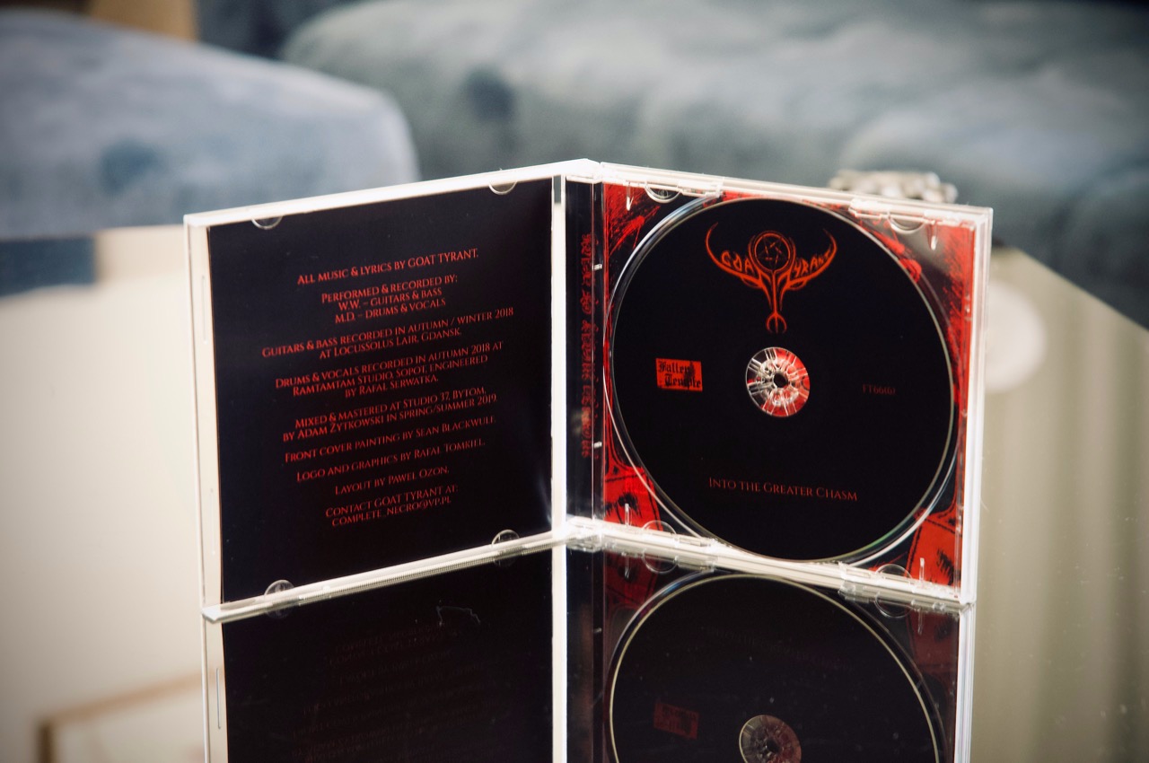 Otwarty digipak albumu muzycznego Goat Tyrant 'Into the Greater Chasm' z widoczną płytą CD i informacjami o nagrywaniu, miksie i masteringu w różnych studiach.