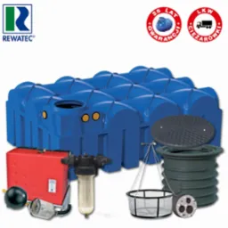 Kompletny zestaw do przydomowej oczyszczalni ściek&oacute;w: niebieski zbiornik modułowy, filtr, czerwony moduł sterujący, kosz filtracyjny i zielony właz. Elementy gotowe do montażu.