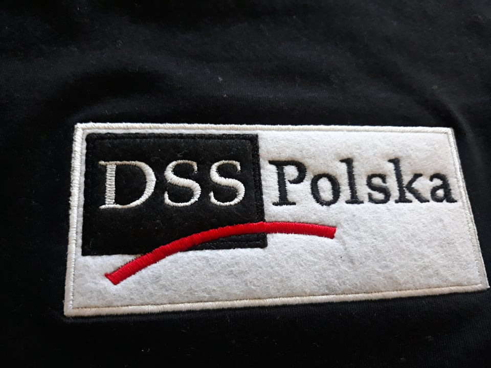 Aplikacje połączone z haftem Laserowe wypalanie materiałów Haft cennik tani haft