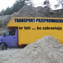 Liliowy bus z ż&oacute;łtą zabudową z napisem 'TRANSPORT-PRZEPROWADZKI' i numerem telefonu ocenzurowanym emotikonem, zaparkowany na tle skalistego zbocza.