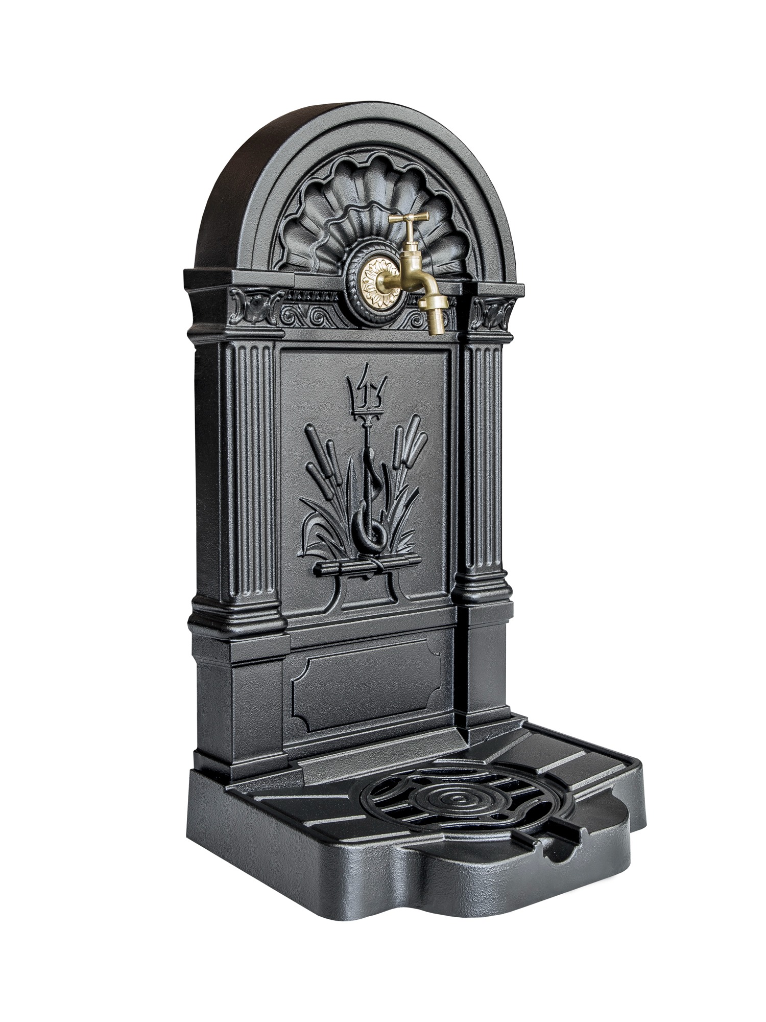 Czarna, żeliwna fontanna ogrodowa z mosiężnym kranem, zdobiona reliefami z motywem roślinnym.