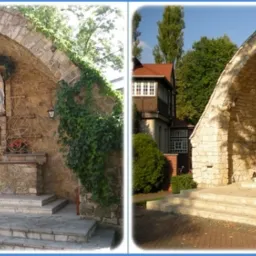 Kamienna kapliczka w Wielowsi, po czyszczeniu i renowacji, z figurą Matki Boskiej i ołtarzem, otoczona zielenią.