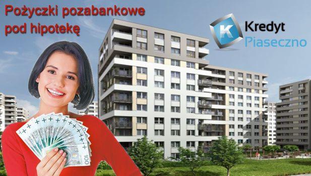 Uśmiechnięta kobieta trzyma wachlarz banknotów 100 zł przed nowoczesnym budynkiem mieszkalnym i logotypem firmy pożyczkowej.