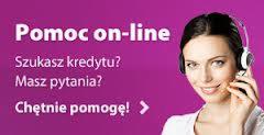 Kobieta z słuchawkami na uszach uśmiecha się, dotykając palcem policzka, na fioletowym tle z napisem 'Pomoc on-line. Szukasz kredytu? Masz pytania? Chętnie pomogę!'