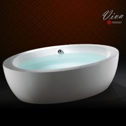 MS net GR - Nowoczesna, biała wanna wolnostojąca wypełniona wodą, z widocznym chromowanym odpływem, na tle ciemnej podłogi i ściany z delikatnym wzorem oraz logo producenta w prawym górnym rogu.