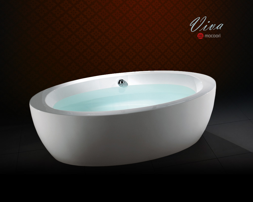 Nowoczesna, biała wanna wolnostojąca wypełniona wodą, z widocznym chromowanym odpływem, na tle ciemnej podłogi i ściany z delikatnym wzorem oraz logo producenta w prawym górnym rogu.