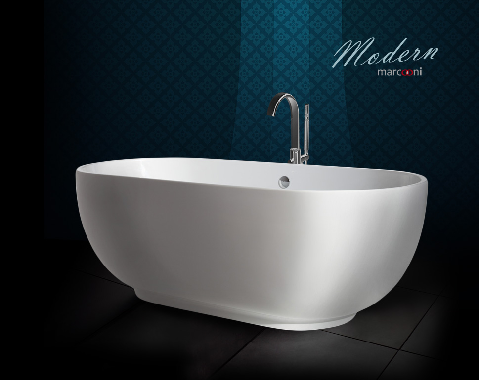 Wolnostojąca, biała wanna o owalnym kształcie z chromowaną baterią na tle ciemnej ściany z subtelnym wzorem i czarnej podłogi z płytek. Widoczny napis 'Modern marconi' w prawym górnym rogu.