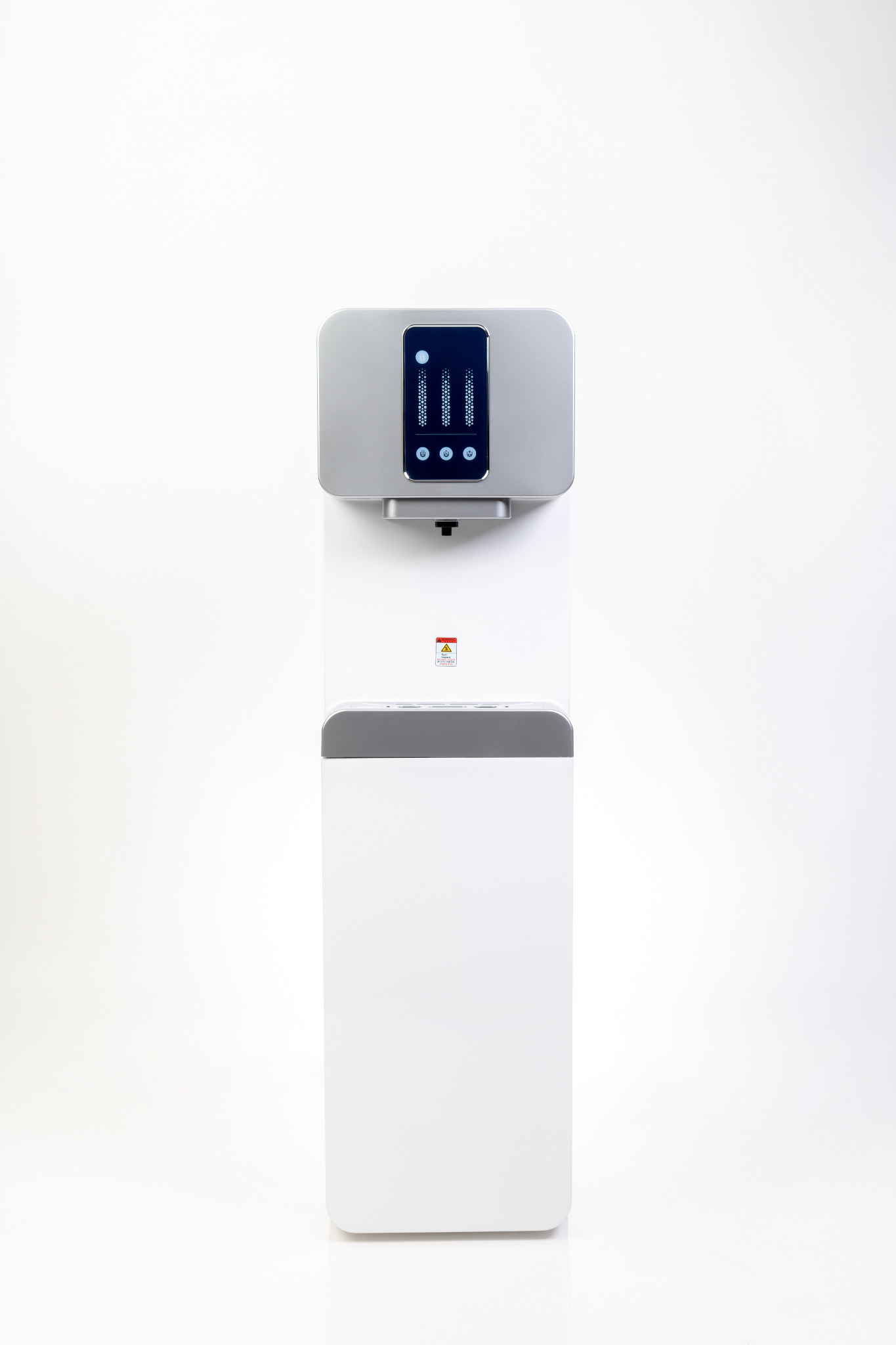 Nowoczesny, wolnostojący dystrybutor wody z wyświetlaczem dotykowym i ostrzegawczą naklejką na obudowie, umieszczony na białym tle.