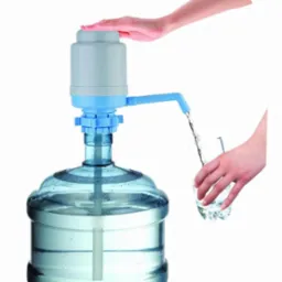 Napełnianie szklanki wodą z dystrybutora na butlę, białe tło.