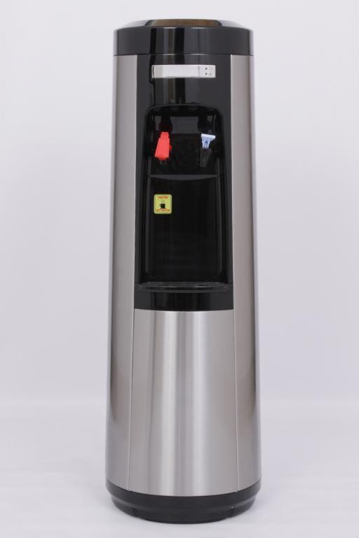 Stojący dystrybutor wody w obudowie ze szczotkowanej stali nierdzewnej z czarnymi elementami, widoczne czerwony i niebieski kranik oraz żółta naklejka ostrzegawcza.