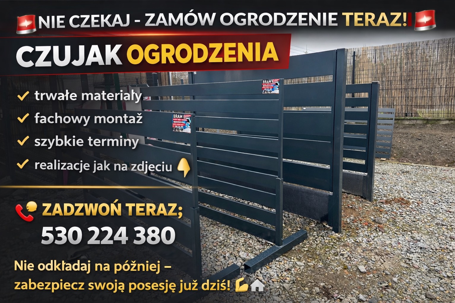 Grafitowe, poziome panele ogrodzeniowe z reklamą firmy na tle żwirowego podłoża i bambusowego płotu. Widoczne elementy montażowe. Reklama z numerem telefonu.