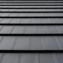 Szare, metalowe panele dachowe ułożone równolegle, widoczne z perspektywy ukośnej, z wyraźnymi liniami łączeń.