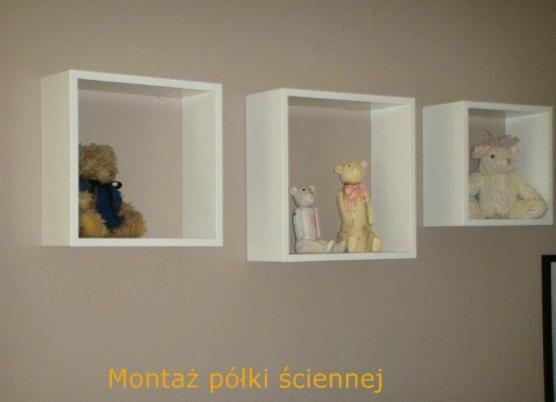 Montaż trzech białych, kwadratowych półek ściennych, z dekoracjami w postaci pluszowych misiów i figurek, na beżowej ścianie. Minimalistyczny design.