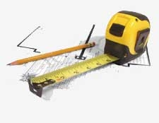 Żółta zwijana miarka, ołówek i kątownik leżą na planie architektonicznym z naniesionymi liniami i wymiarami.