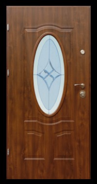 Brązowe drzwi zewnętrzne z owalnym przeszkleniem z delikatnym wzorem, widoczne zawiasy i klamka z rozetą.