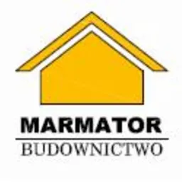 Żółty symbol domu nad napisem 'MARMATOR BUDOWNICTWO' na białym tle.