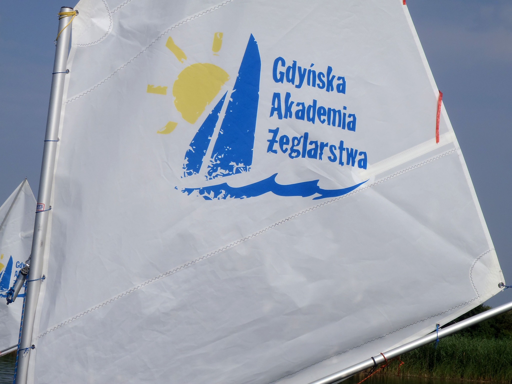 Żagiel z logo Gdyńskiej Akademii Żeglarstwa, widok z bliska, Gdynia.