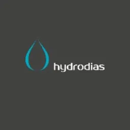 Logo firmy 'hydrodias' z Gdańska: stylizowana, błękitna kropla wody i biały napis na ciemnoszarym tle, minimalistyczny design.