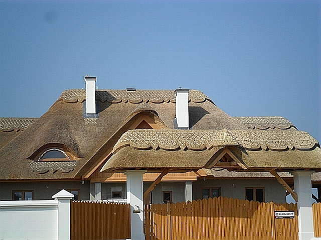 Strzecha,krycie strzechą,dachy z trzciny,krycie trzciną