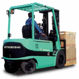 Zielony w&oacute;zek widłowy Mitsubishi FB20-35K PAC z operatorem, przewożący paletę z zapakowanym towarem na białym tle.