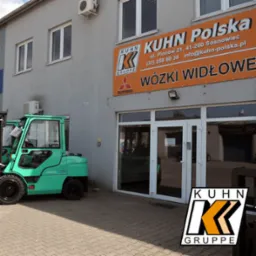 Zielony wózek widłowy Mitsubishi Grendia 3.5 przed budynkiem firmy Kuhn Polska z widocznym szyldem reklamowym i danymi kontaktowymi.