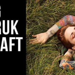 Zdjęcie reklamowe: po lewej stronie czarne tło z białymi napisami 'DRUK DTG SITODRUK HAFT' i logo firmy z gorylem, po prawej kobieta z tatuażami leżąca na trawie w koszulce moro.