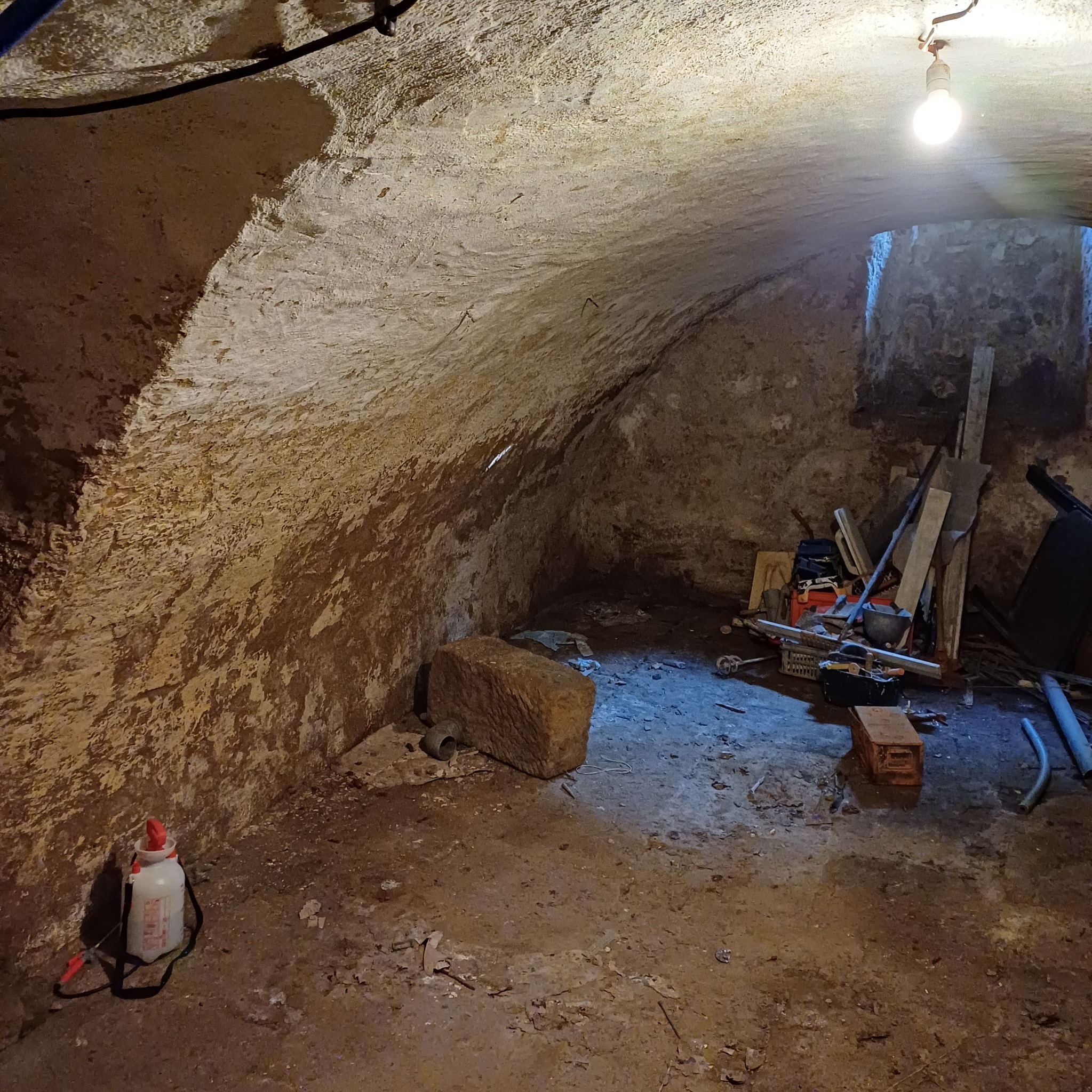 Miejscowość Wleń piwnica zawilgocona z siedemnastego wieku