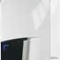 Biały, nowoczesny piec gazowy wiszący na ścianie, z widocznym fragmentem czarnego panelu sterowania. Minimalistyczny design z logo producenta w prawym dolnym rogu.