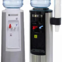 Dwa dystrybutory wody: szary i srebrny, oba z pełnymi butlami, srebrny z uchwytem na kubki.