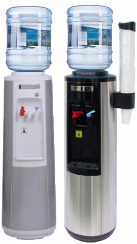 Dwa dystrybutory wody: szary i srebrny, oba z pełnymi butlami, srebrny z uchwytem na kubki.