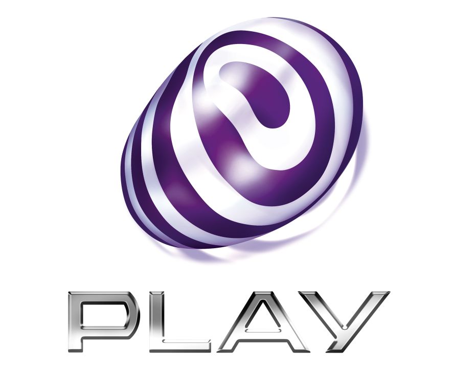 Logo operatora Play: fioletowo-biała elipsa 3D z metalicznym napisem PLAY poniżej.
