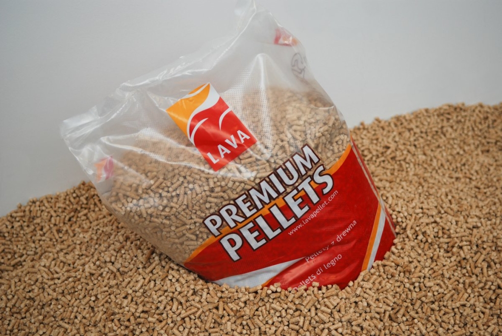 Worek z pelletem LAVA, widoczny na tle rozsypanego pelletu, oferowany w Zielonej Górze.