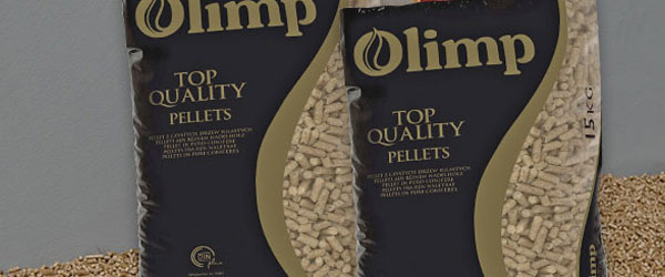 Dwa worki pelletu OLIMP o wadze 15 kg, jeden za drugim, z widocznymi granulkami pelletu i napisem 'TOP QUALITY PELLETS'.