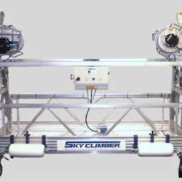 Aluminiowa platforma robocza zawieszona na linach z dwoma silnikami Sky Climber, widoczne kółka i panel sterowania.