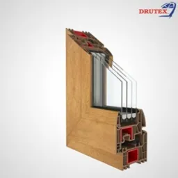 Przekrój ramy okiennej Drutex Iglo Energy w kolorze drewna, ukazujący wielokomorową konstrukcję i pakiet szybowy, widoczne uszczelki i elementy montażowe.