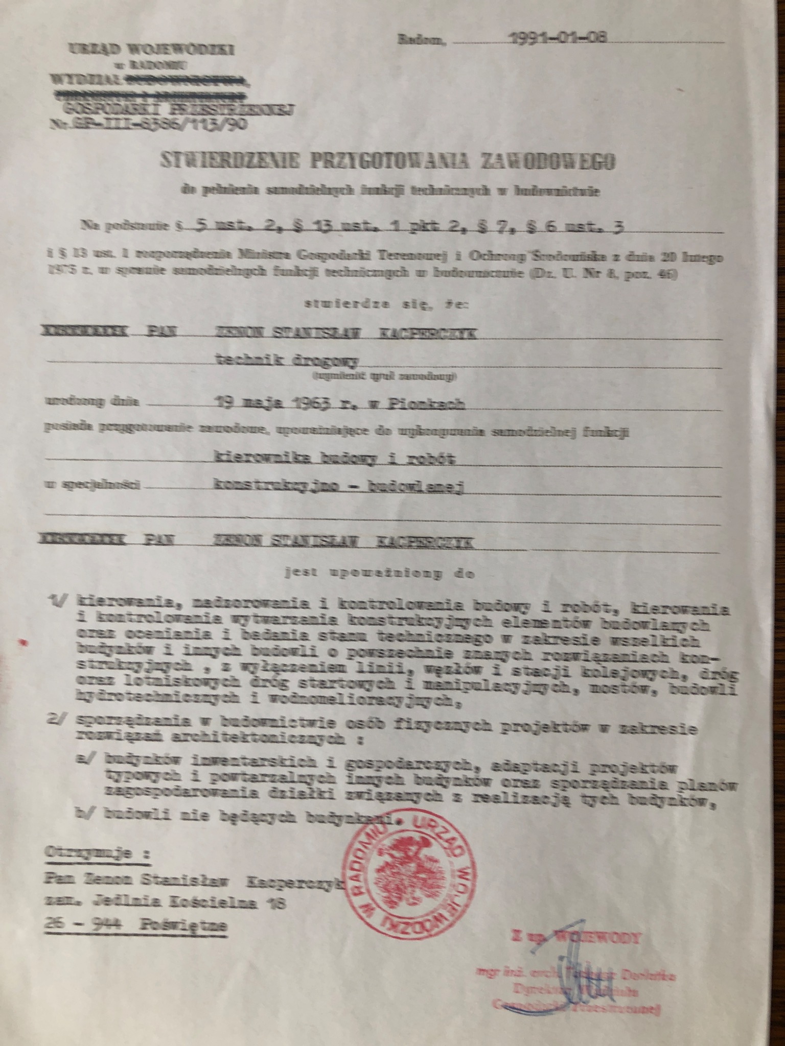 Skan dokumentu z 1991 roku, potwierdzającego uprawnienia Zenona Stanisława Kacperczyka jako kierownika budowy i robót konstrukcyjno-budowlanych, wydany przez Urząd Wojewódzki w Radomiu.