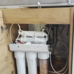 Filtr odwróconej osmozy ro6, ro7, montowany w szafce kuchennej w celu uzdatnienia wody w punkcie jej poboru.