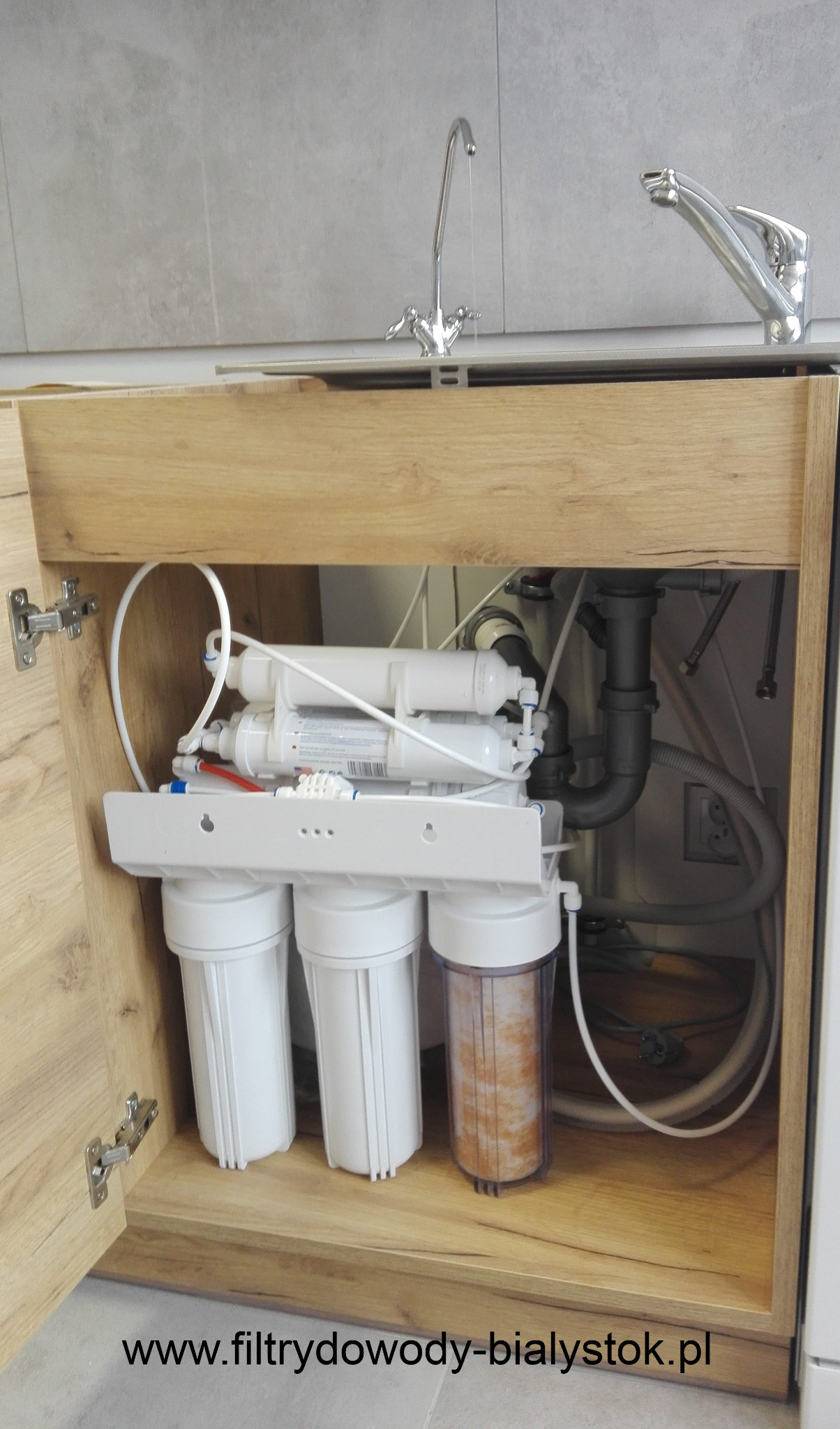 Filtr odwróconej osmozy ro6, ro7, montowany w szafce kuchennej w celu uzdatnienia wody w punkcie jej poboru.