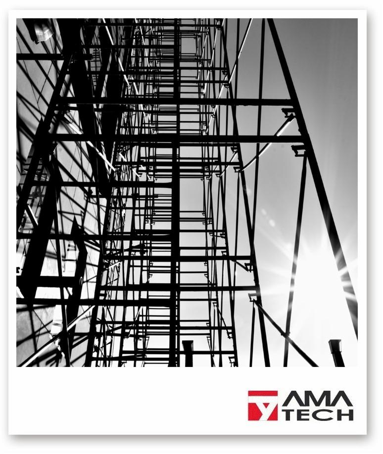 Czarno-białe zdjęcie rusztowania modułowego z widocznym logo AMA Tech w dolnej części kadru, skierowane ku słońcu.