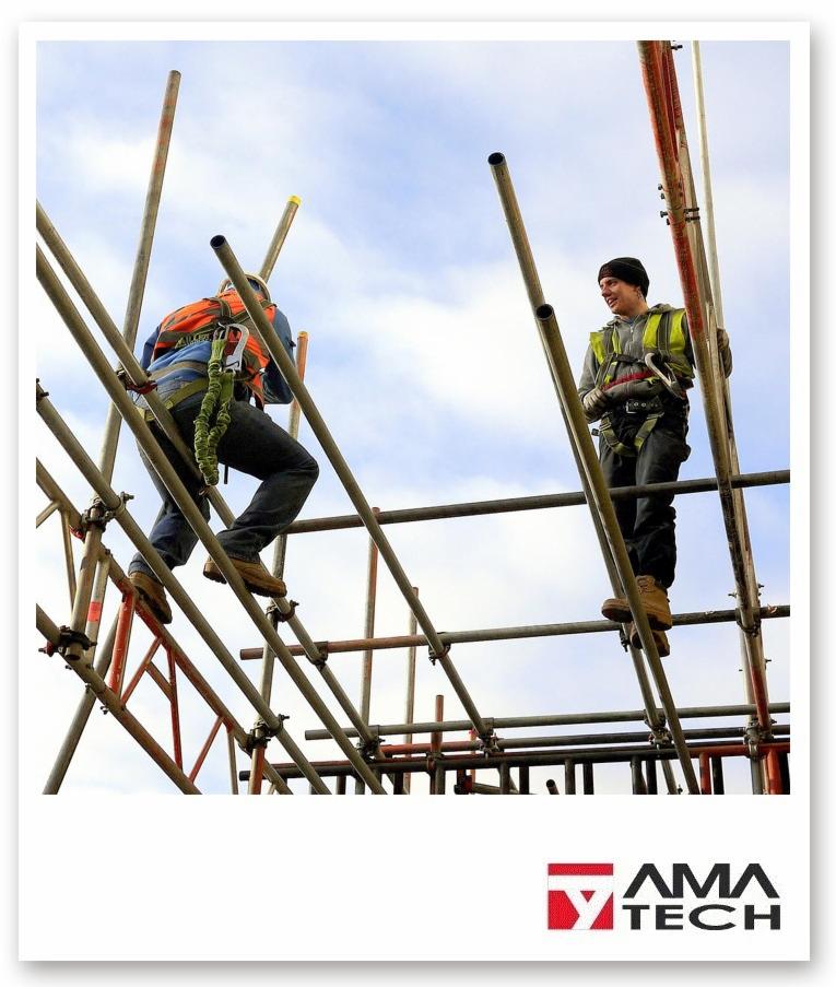 Dwóch pracowników w uprzężach bezpieczeństwa montuje metalowe rusztowanie na tle błękitnego nieba z delikatnymi chmurami. Widoczny logo firmy AMA TECH w dolnej części zdjęcia.