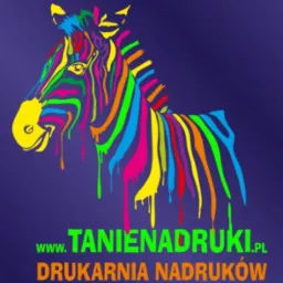 Grafika wektorowa zebry w jaskrawych kolorach, z efektem spływającej farby, na fioletowym tle. U dołu widoczny adres strony internetowej i napis 'Drukarnia Nadruków'.