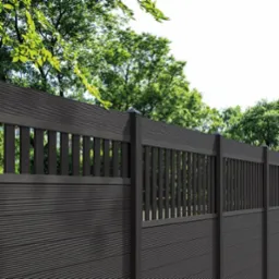 Ciemnoszare ogrodzenie panelowe z poziomymi żłobieniami i pionowymi szczeblami, widoczne z bliska na tle zieleni drzew.