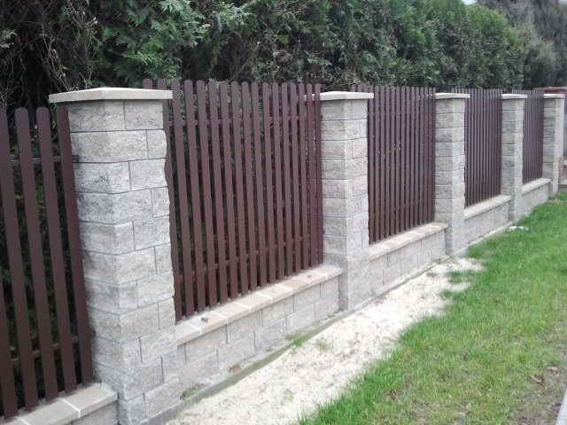 Bloczki ogrodzeniowe z łupanego betonu