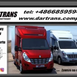 Flota samochodów dostawczych firmy DARTANS w kolorach czerwonym, srebrnym i niebieskim na tle krajobrazu, z logo firmy i danymi kontaktowymi, w tym numerem telefonu i adresem strony internetowej.