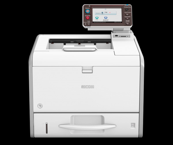 Biała kserokopiarka Ricoh z panelem dotykowym, widok z przodu na czarnym tle.