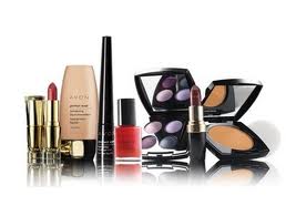 Zestaw kosmetyków różnych marek, w tym szminki w złotych opakowaniach, podkład Avon, eyeliner, lakier do paznokci w kolorze czerwieni, paleta cieni do powiek i puder w czarnych opakowaniach,...