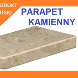 Fragment kamiennego parapetu o jasnej, beżowej barwie z widoczną strukturą kamienia, na pomarańczowym tle z napisem 'Produkt polski' oraz 'Parapet kamienny'.